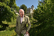  Gaudenz Graf Trapp mit seinem Schloss Friedberg in Volders Österreich am 30.04.2018 Foto: BrauerPhotos / G.Nitschke 
